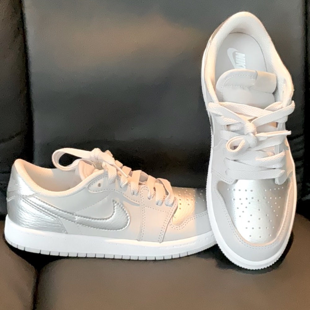 Jordan Kids Sneakers - Jordan 1 Retro Low OG Metallic Silver.Preschool kids shoe